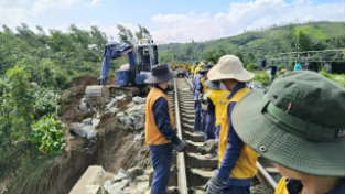 Ngành đường sắt khắc phục sự cố sau bão số 13